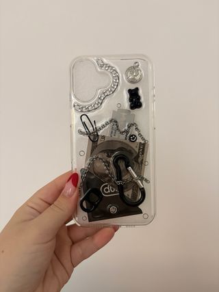 Cover iPhone 16 Plus con accessori