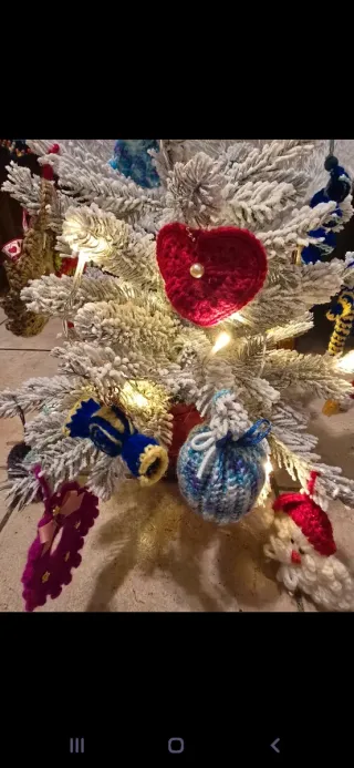 Alberello decorato con luci e addobbi