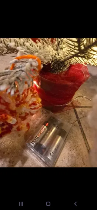 Alberello decorato con luci e addobbi