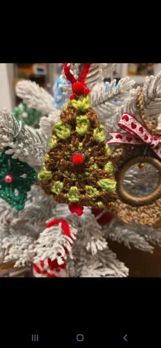 Alberello decorato con luci e addobbi