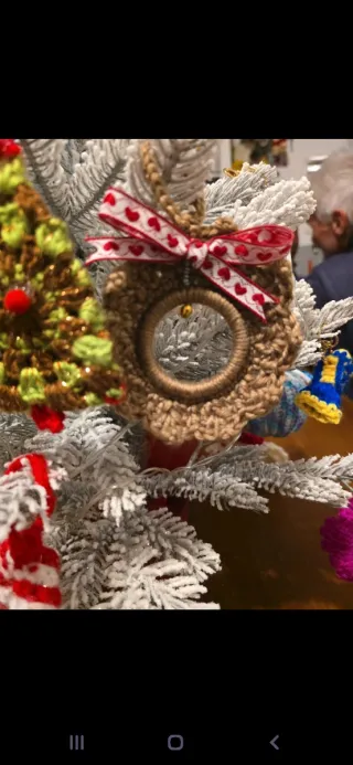 Alberello decorato con luci e addobbi