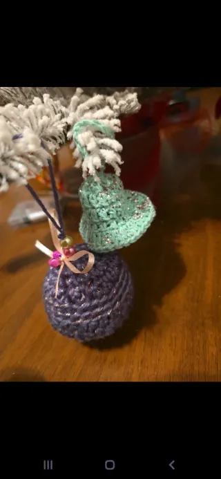 Alberello decorato con luci e addobbi