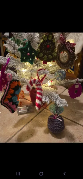 Alberello decorato con luci e addobbi