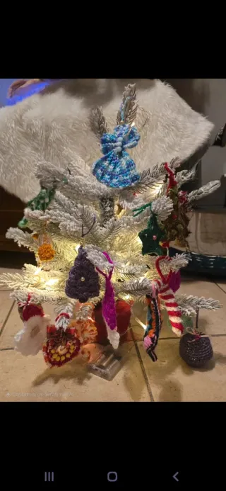 Alberello decorato con luci e addobbi