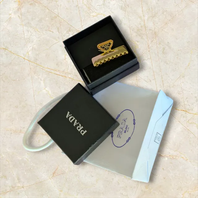 Pinza de pelo Prada dorada