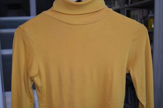 Jersey cuello alto color mostaza