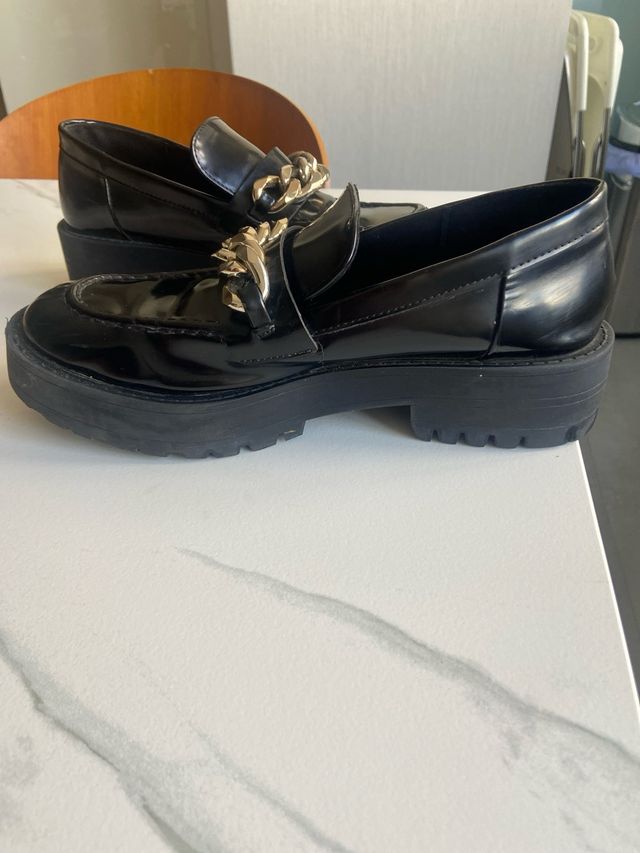 Mocasines Zara Negros con Cadena Dorada