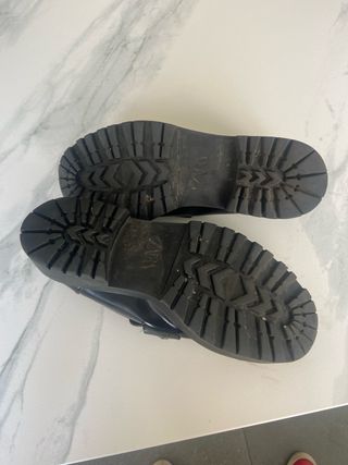 Mocasines Zara Negros con Cadena Dorada