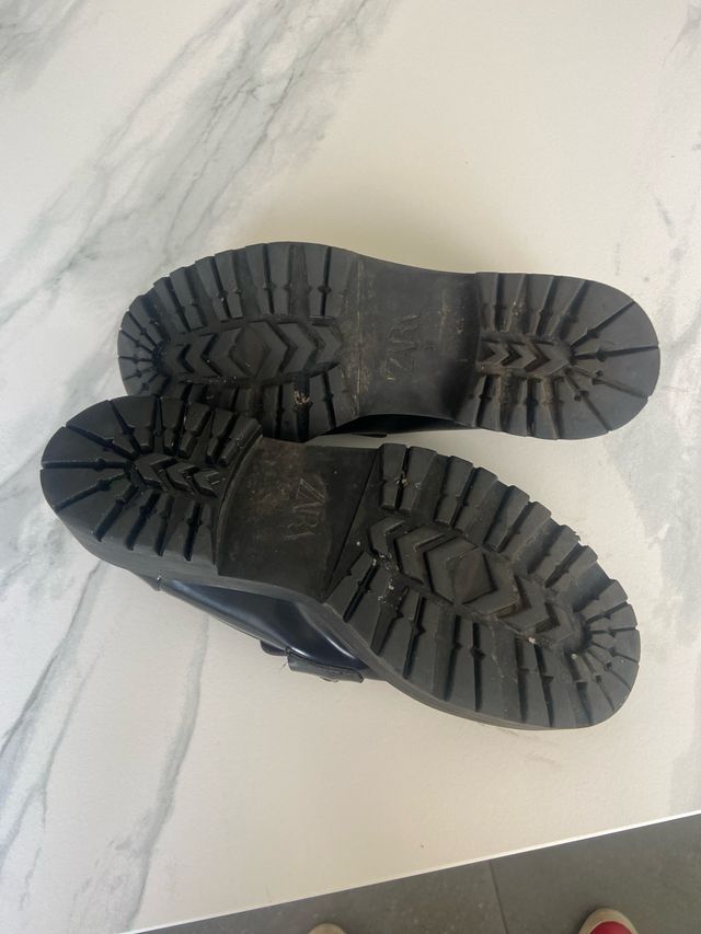 Mocasines Zara Negros con Cadena Dorada