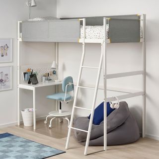 Cama alta Ikea con escritorio y colchón