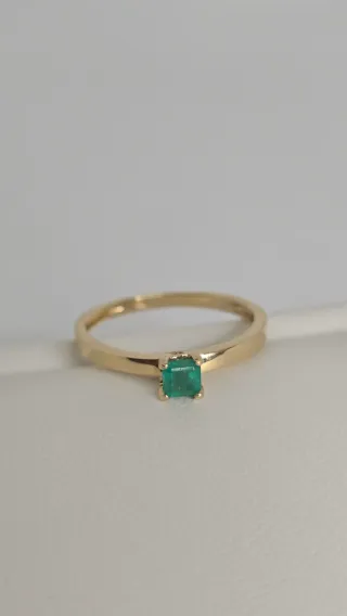 Anello in oro 18k con smeraldo taglio quadrato