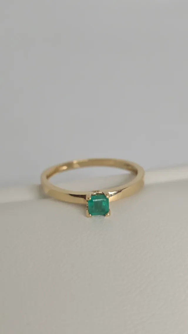 Anello in oro 18k con smeraldo taglio quadrato