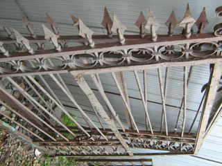 Cancello antico a due ante in metallo