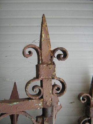 Cancello antico a due ante in metallo