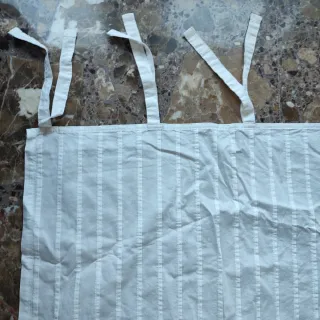 Cortinas blancas de tela con tiras