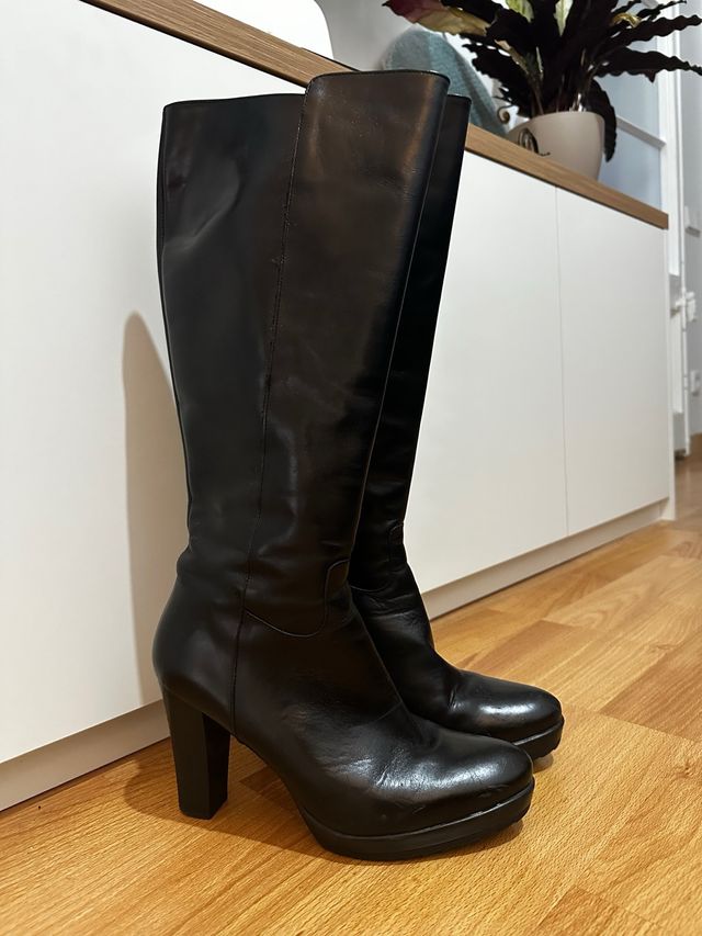 Botas altas negras con plataforma y tacón