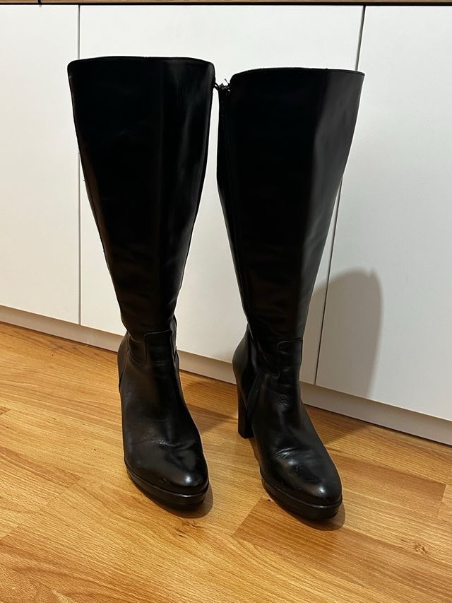 Botas altas negras con plataforma y tacón