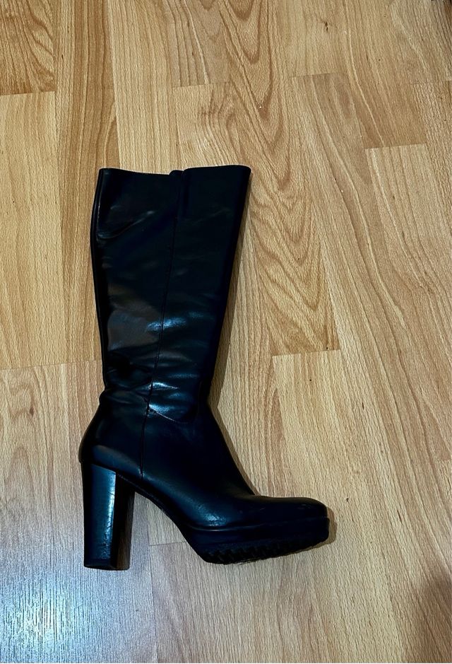 Botas altas negras con plataforma y tacón