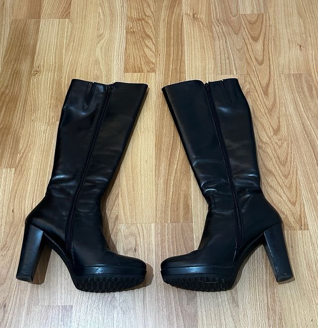 Botas altas negras con plataforma y tacón