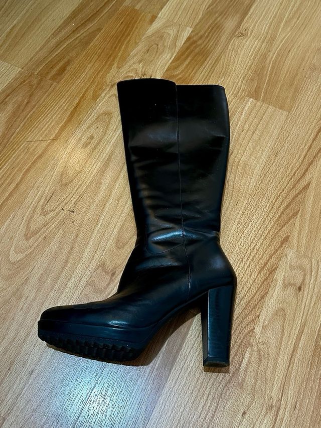 Botas altas negras con plataforma y tacón