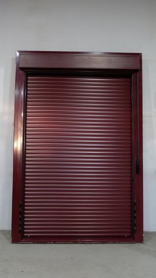 Puerta Balconera Burdeos con Persiana