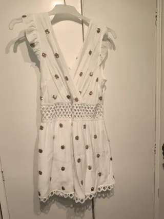 Mono corto blanco con lentejuelas doradas