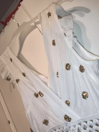 Mono corto blanco con lentejuelas doradas