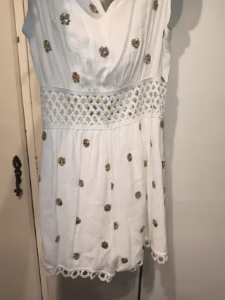 Mono corto blanco con lentejuelas doradas