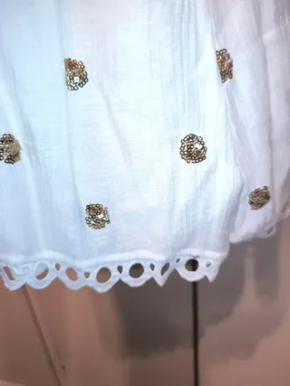 Mono corto blanco con lentejuelas doradas