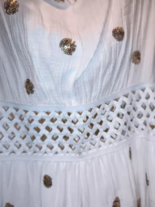 Mono corto blanco con lentejuelas doradas