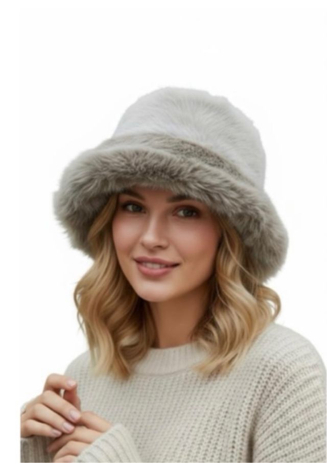 Gorro de pelo gris y blanco