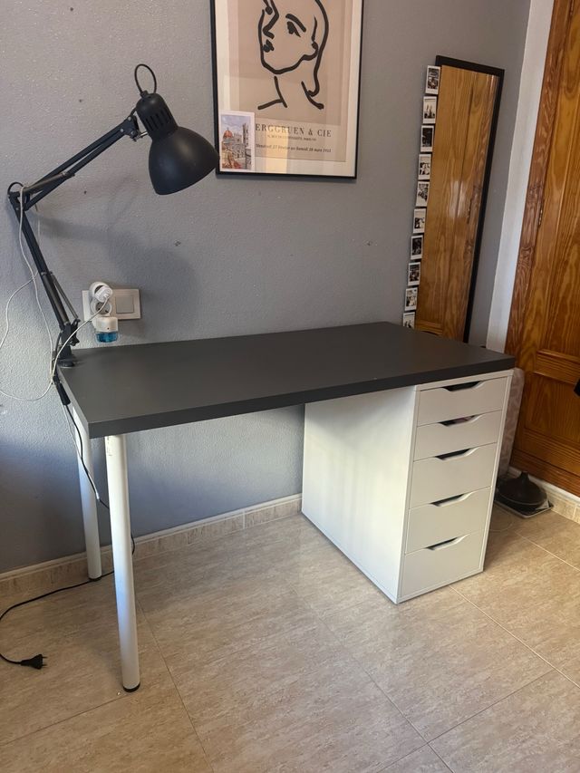 Escritorio gris y blanco con cajonera y flexo