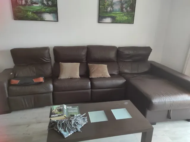 Sofá seccional de piel marrón
