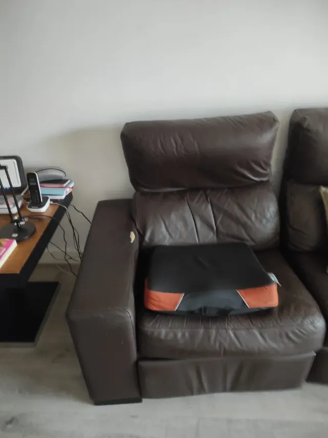 Sofá seccional de piel marrón