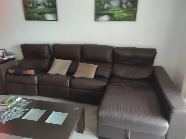 Sofá seccional de piel marrón
