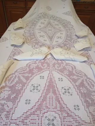 Mantelería Lagartera Bordada a Mano y desilada lin