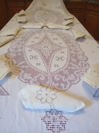 Mantelería Lagartera Bordada a Mano y desilada lin