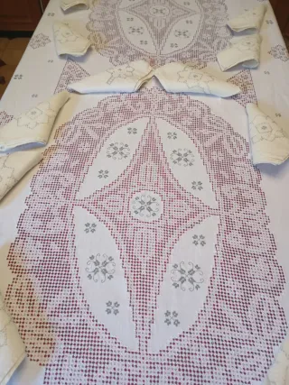 Mantelería Lagartera Bordada a Mano y desilada lin