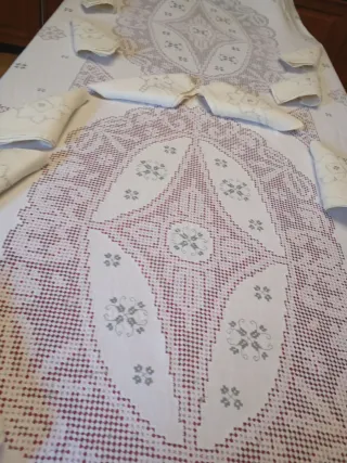 Mantelería Lagartera Bordada a Mano y desilada lin