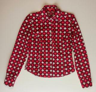 Camisa con círculos concéntricos en tonos rojos