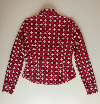 Camisa con círculos concéntricos en tonos rojos