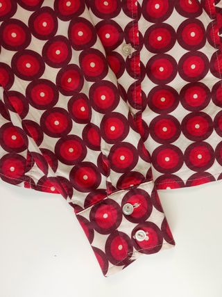 Camisa con círculos concéntricos en tonos rojos