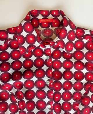 Camisa con círculos concéntricos en tonos rojos