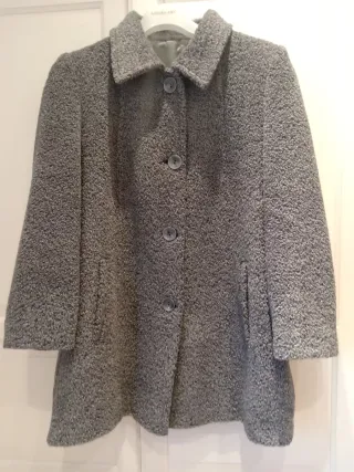 Abrigo corto un chaqueton mujer gris peludo