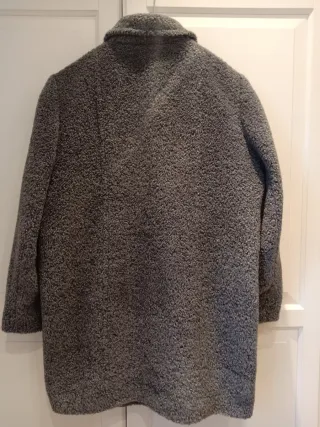 Abrigo corto un chaqueton mujer gris peludo