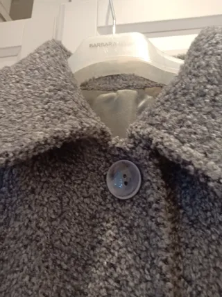 Abrigo corto un chaqueton mujer gris peludo