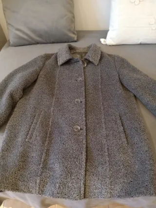 Abrigo corto un chaqueton mujer gris peludo