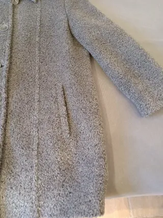 Abrigo corto un chaqueton mujer gris peludo