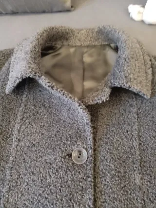 Abrigo corto un chaqueton mujer gris peludo