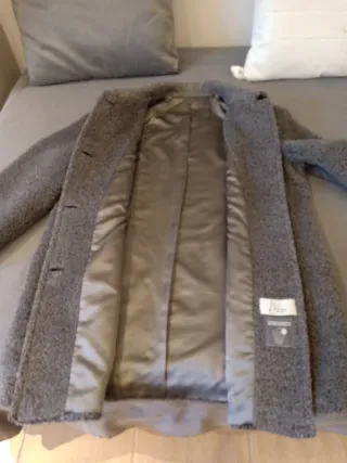 Abrigo corto un chaqueton mujer gris peludo